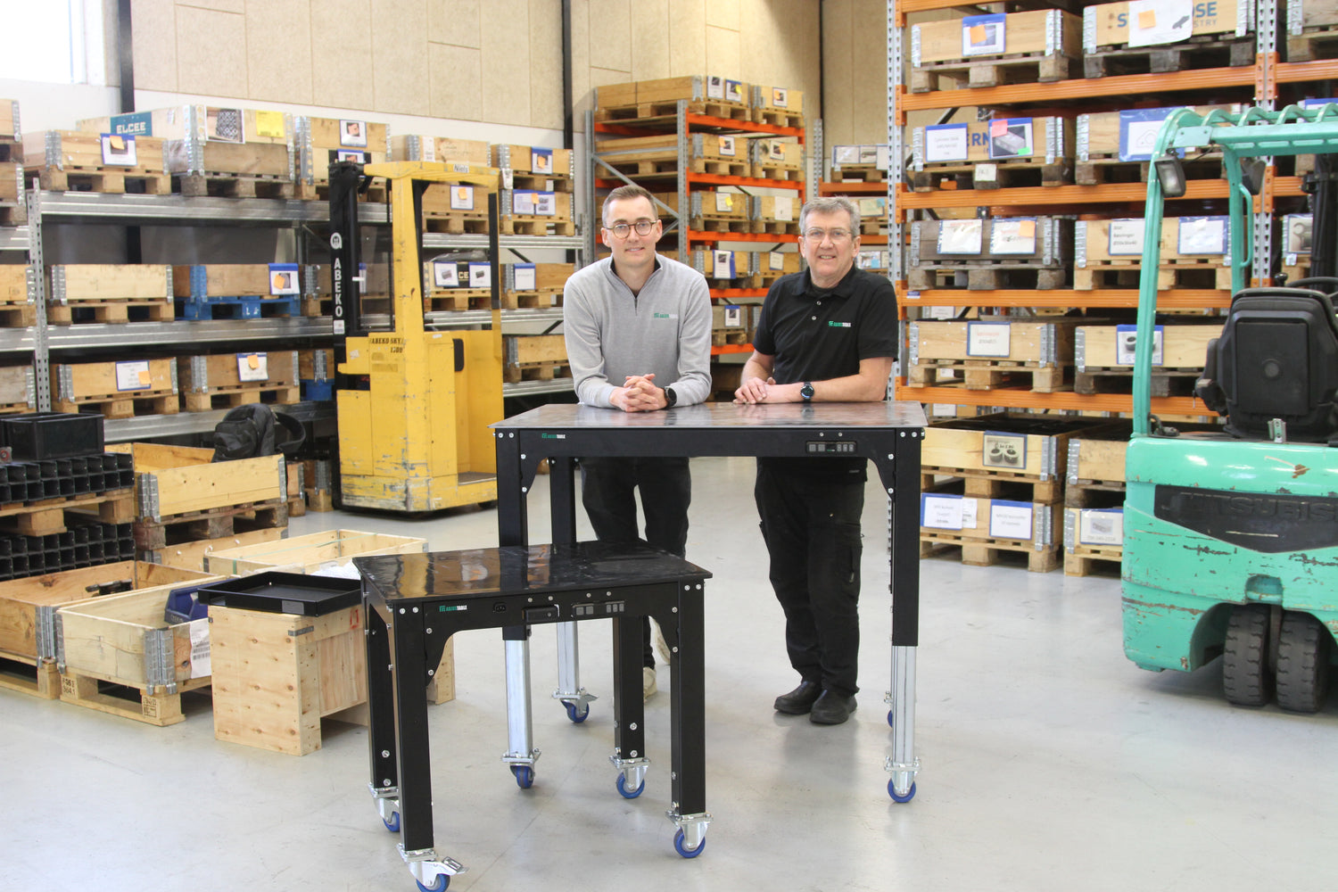 Tobias (TV) og Torben (TH)viser Adjustable, et justerbart arbejdsbord