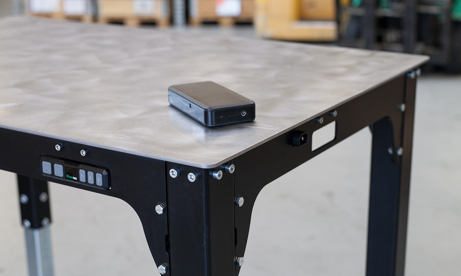 Flytbart arbejdsbord og svejsebord med hjul og hæve sænke funktion til værkstedet