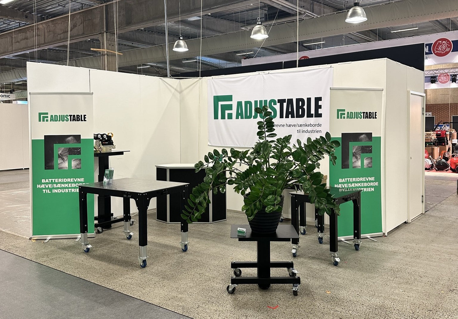 Adjustables messestand med arbejdsborde og svejseborde
