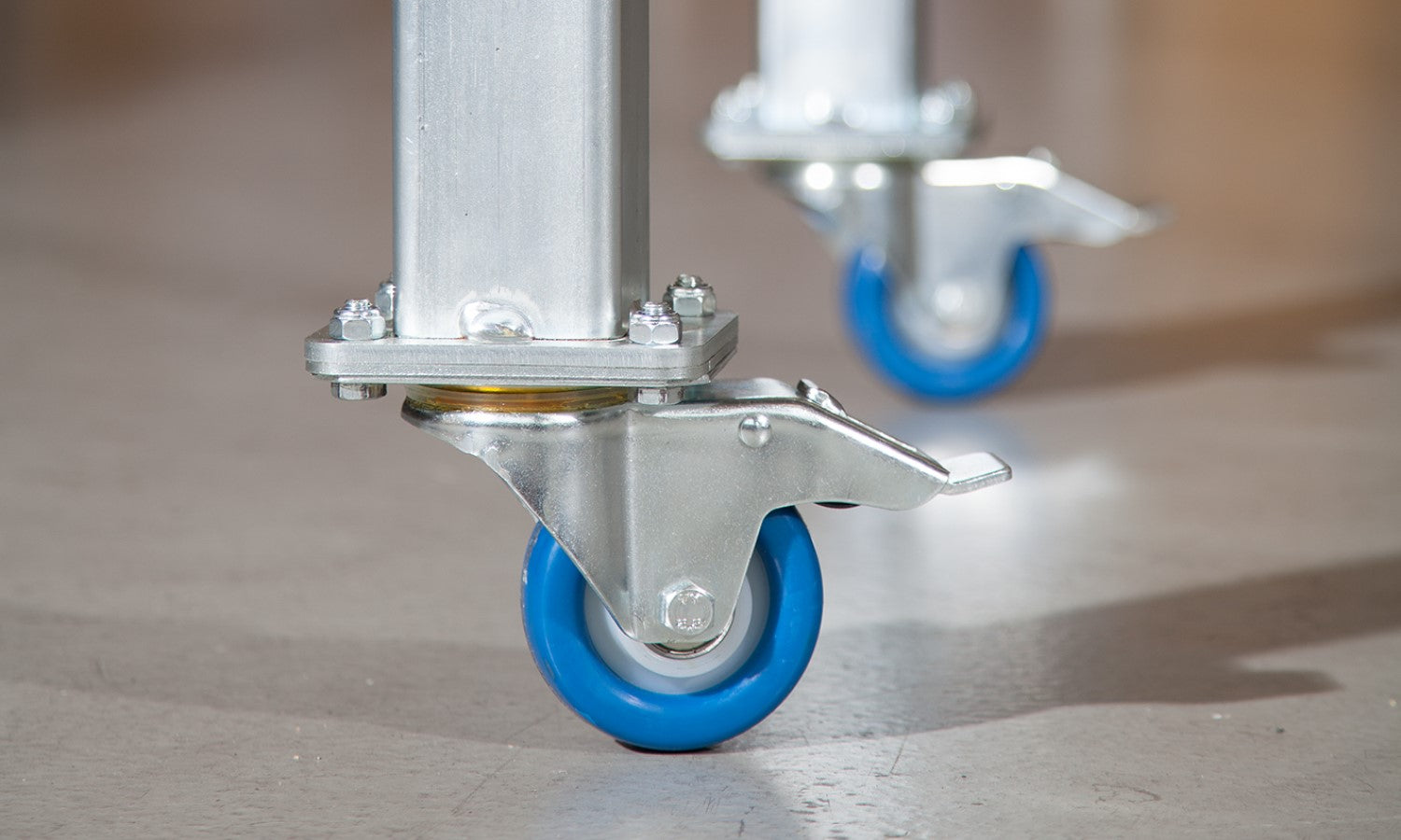 Flytbart svejsebord og arbejdsbord på hjul til værksted